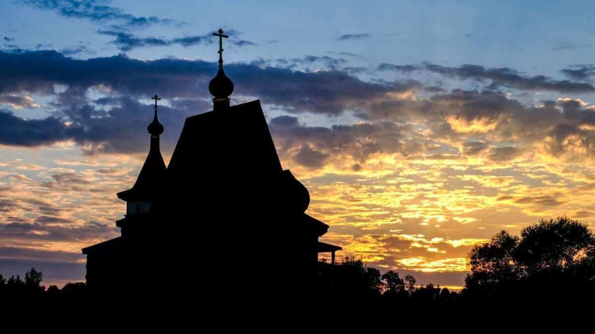 Деревянная церковь на фоне заката - Георгий А