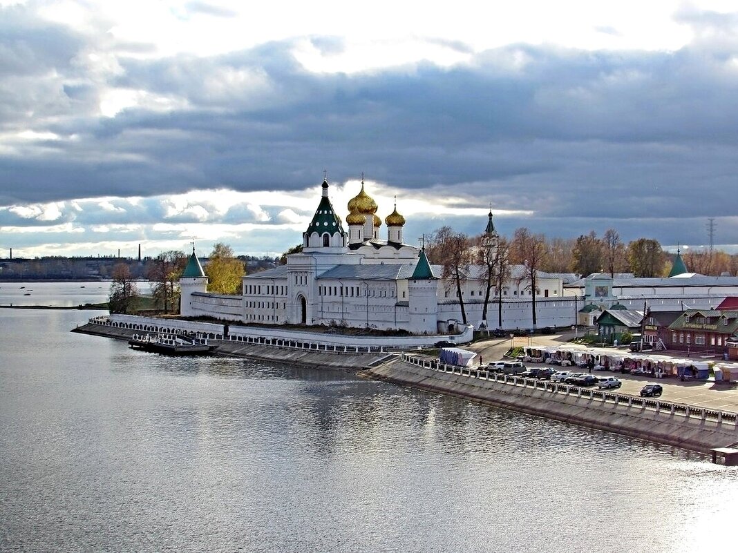 Ипатьевский монастырь Кострома осенью