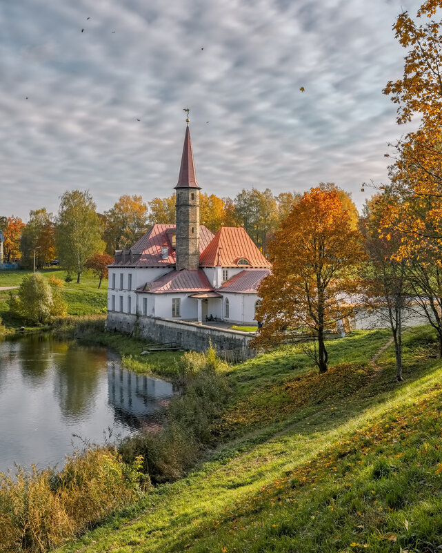 Церкви Гатчины осенью