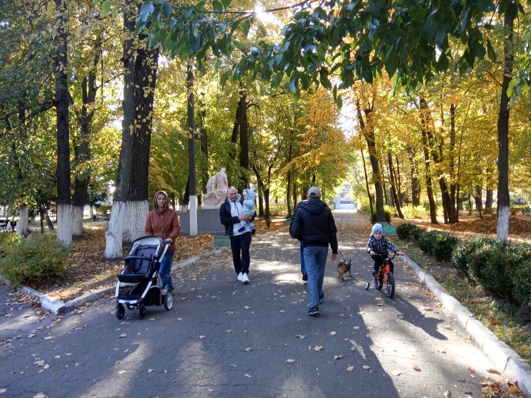 В осеннем парке ( 1) - Елена Пономарева