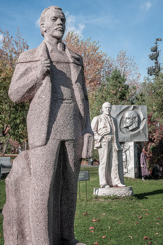 В парке "Музеон",  Лениниана. - Олег Грибенников