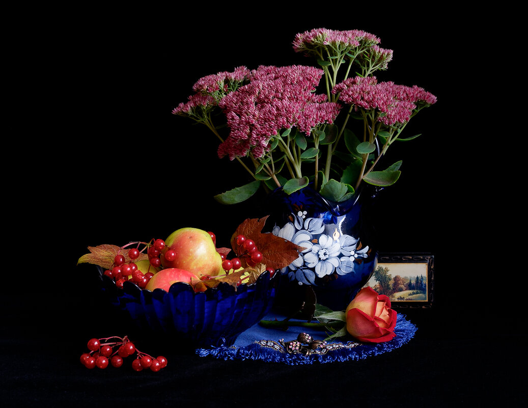 Осенние цветы в синей вазе - Александр 