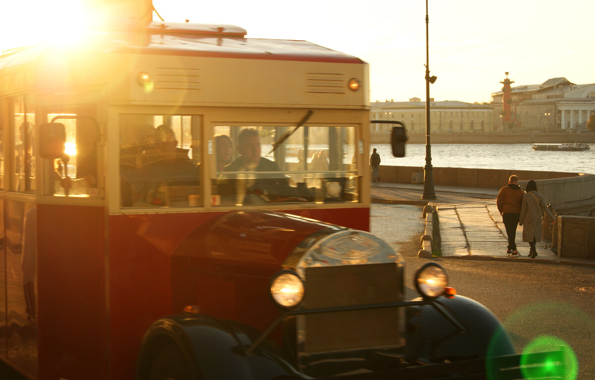 Ретро автобус в лучах солнца (Питер, Дворцовая набережная) - Юлия Фотолюбитель