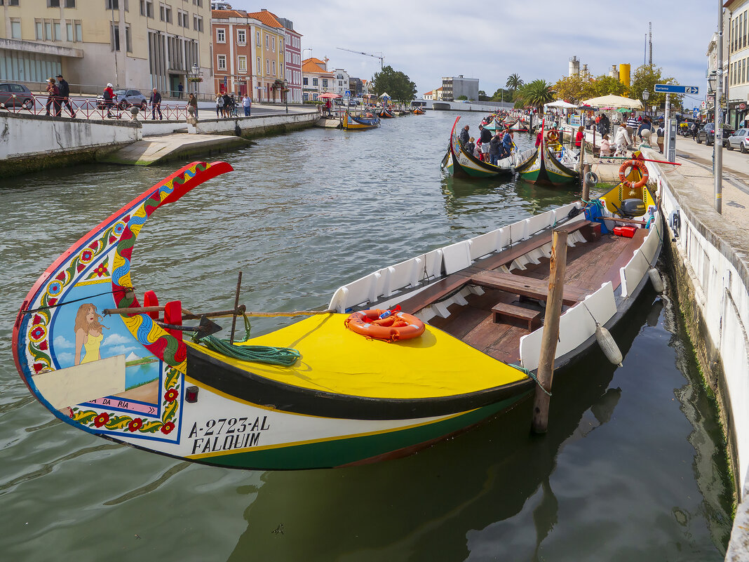 "Moliceiros" традиционные лодки. г.Авейру (Португалия) - Alexander Amromin