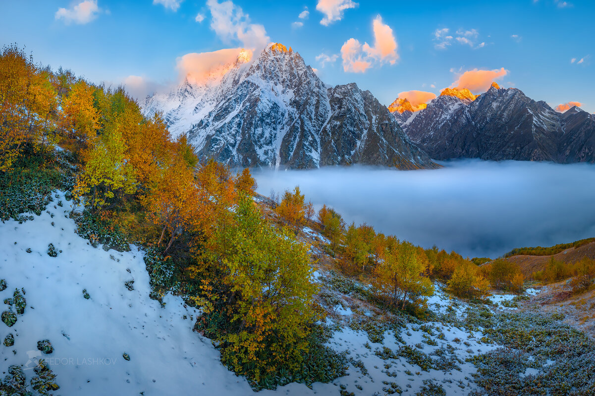 Горы со снегом в России
