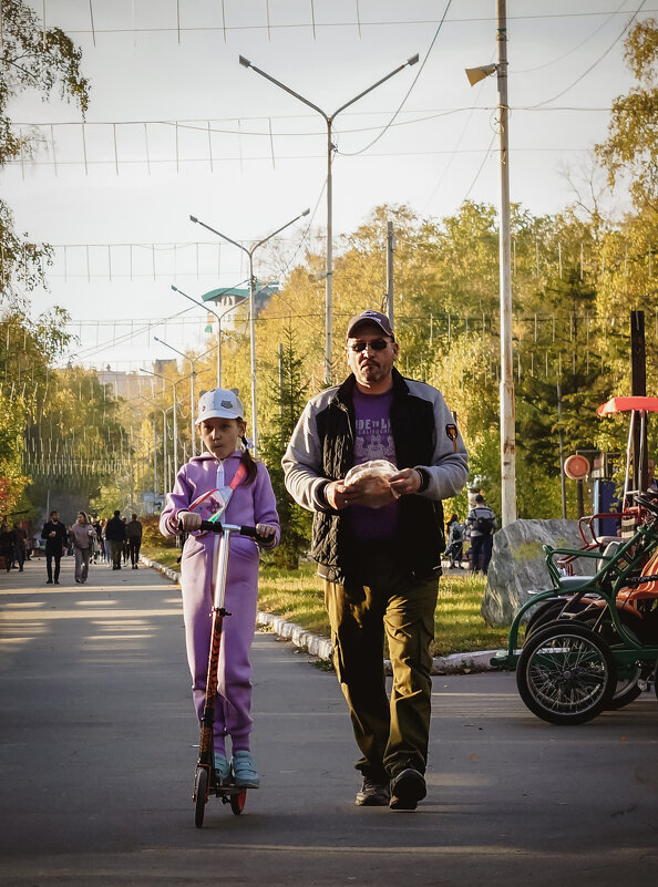 Хорошо гулять по парку с карамелькой за щекой - Сергей Царёв