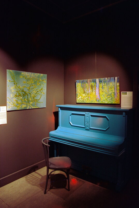 Уголок с голубым пианино и картинами Ван Гога - M Marikfoto