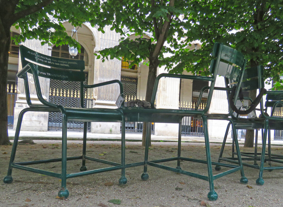 Зеленые кресла в парках Парижа. - ИРЭН@ .