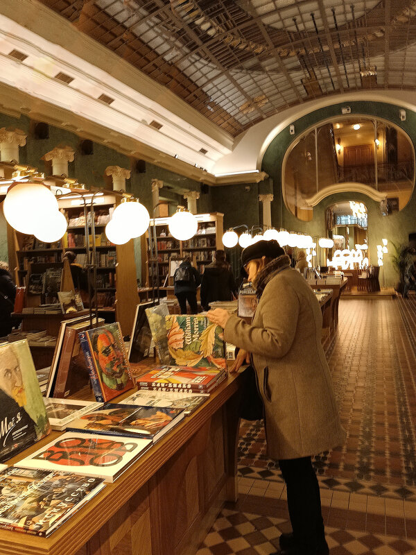 Торговый зал лучшего книжного магазина Санкт-Петербурга в атриуме Дома Зингера - Стальбаум Юрий 