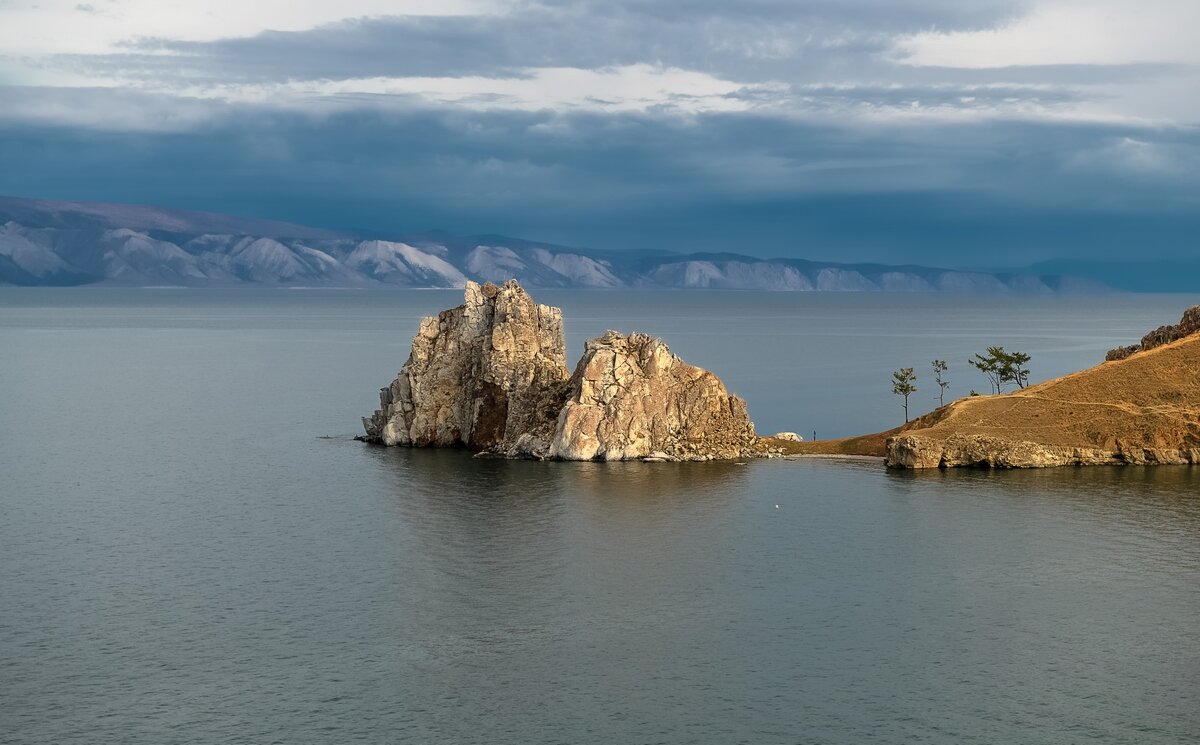 Скала Шаманка и Сарайский пляж