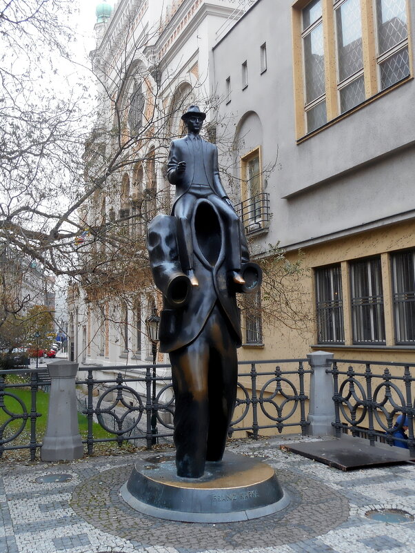 Памятник  певцу абсурда Францу Кафке в Праге - Ольга Довженко