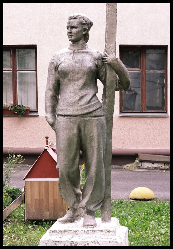 Уцелевшая дворовая скульптура 1950-х гг. - Глeб ПЛATOB