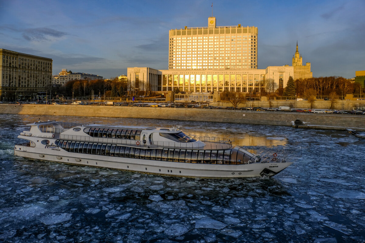 Мини ледокол по Москва реке перед Белым Домом - Георгий А