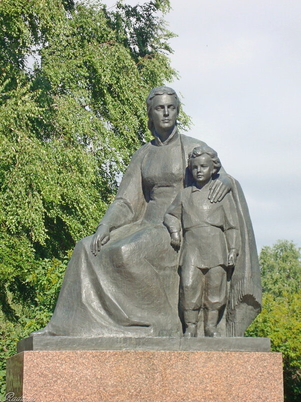 Памятник «М. А. Ульянова с сыном Володей» - Raduzka (Надежда Веркина)