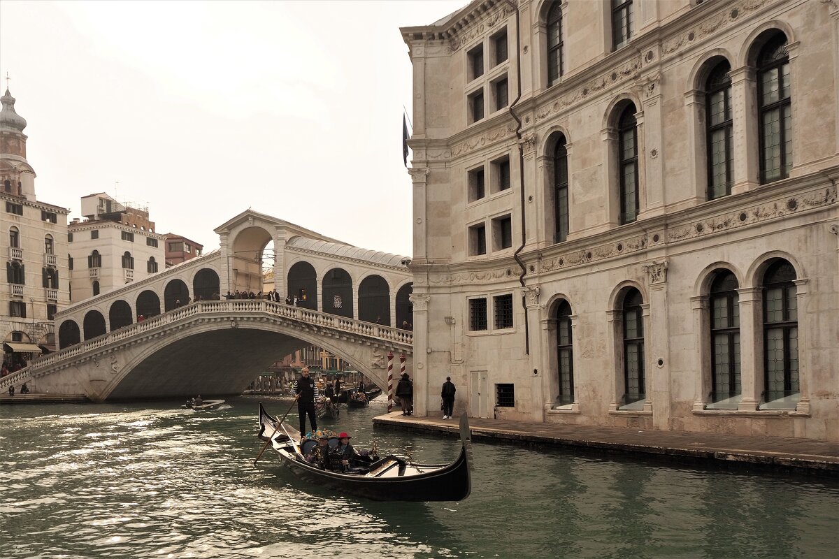 Венеция Италия на гондоле к мосту Ponte di Rialto - wea *
