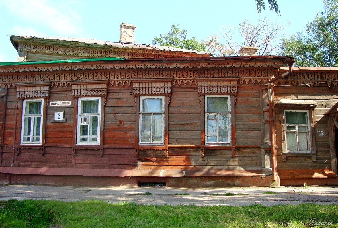 Деревянный дом с резьбой - Raduzka (Надежда Веркина)