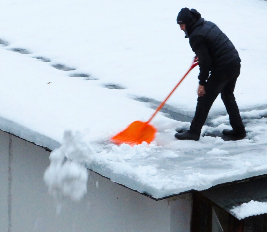 Очистка крыши от снега - Андрей Снегерёв