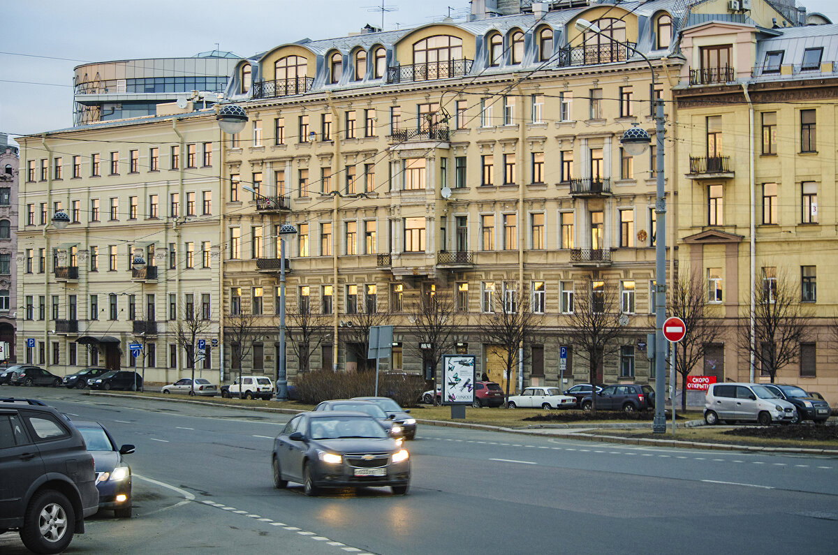 Площадь за Биржевым мостом на Петроградскую сторону, носящая имя академик Дмитрия Лихачёва - Стальбаум Юрий 