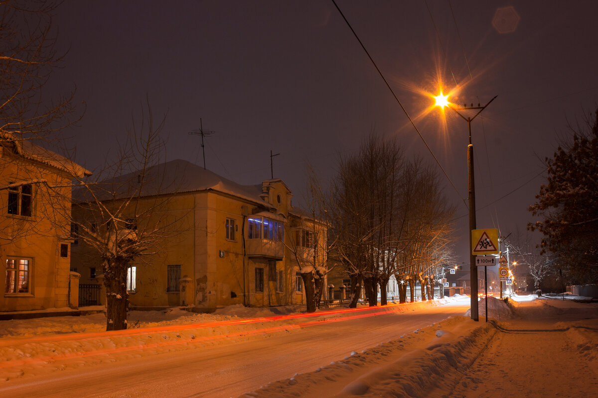 В уездном городе N - Дмитрий Костоусов