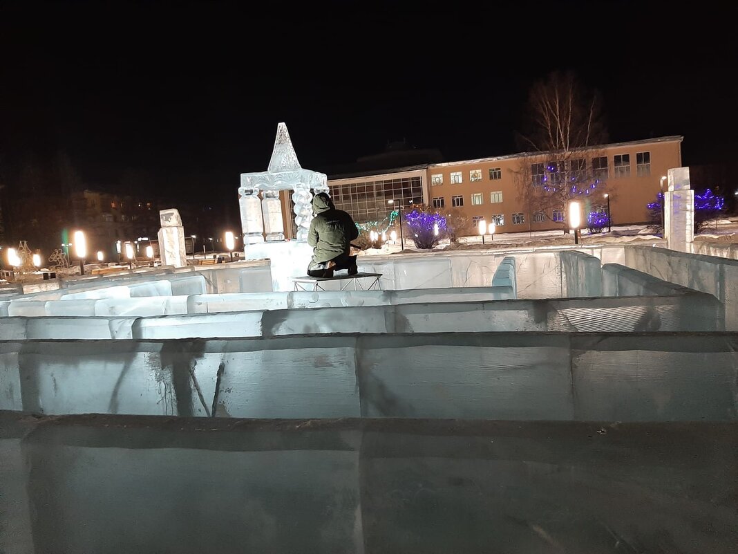 Ледяной лабиринт на площади в Североуральске - Алевтина 