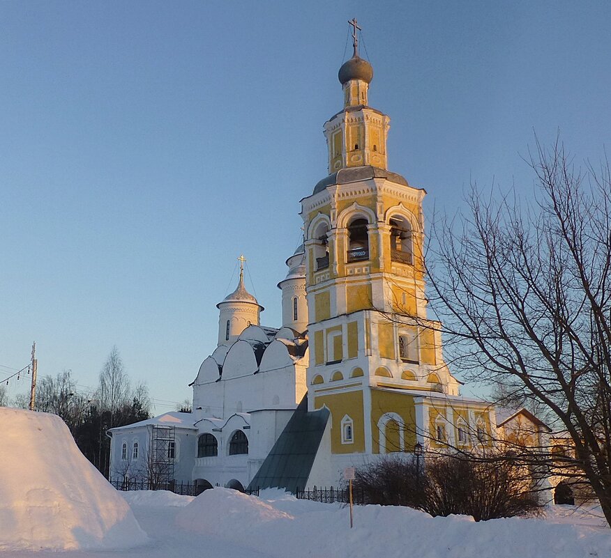Новая колокольня с церковью Алексия - Лидия Бусурина