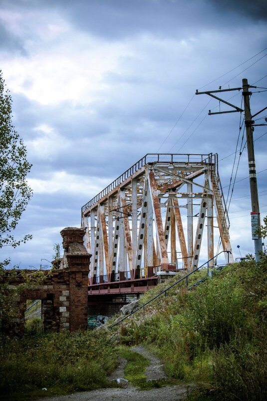 Старинные развалины рядом с  жд мостом - Olga Paramuzova