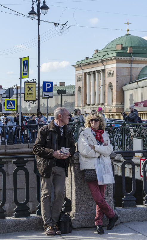 За спинами туристов участок Конюшенной площади в СПБ - Стальбаум Юрий 