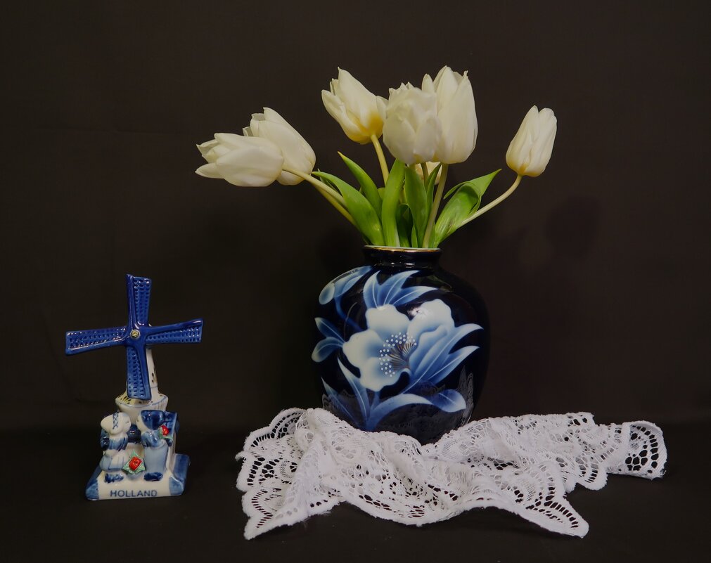 Белые тюльпаны и голландская мельница - Nina Yudicheva