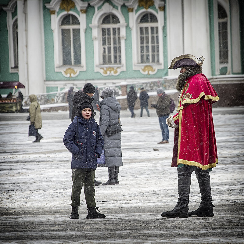 Стану взрослым - тоже буду царем на Дворцовой площади. - Александр 
