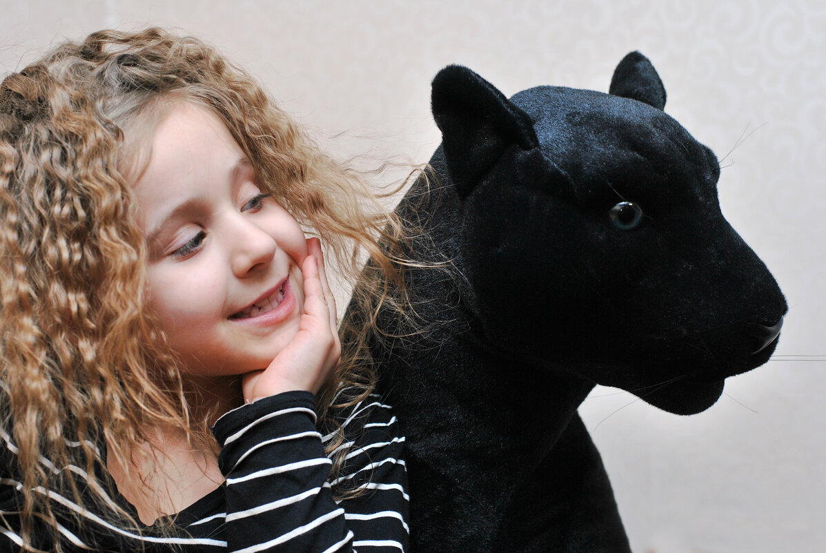 Маленькая львица со своей ручной чёрной подругой - Светлана Былинович