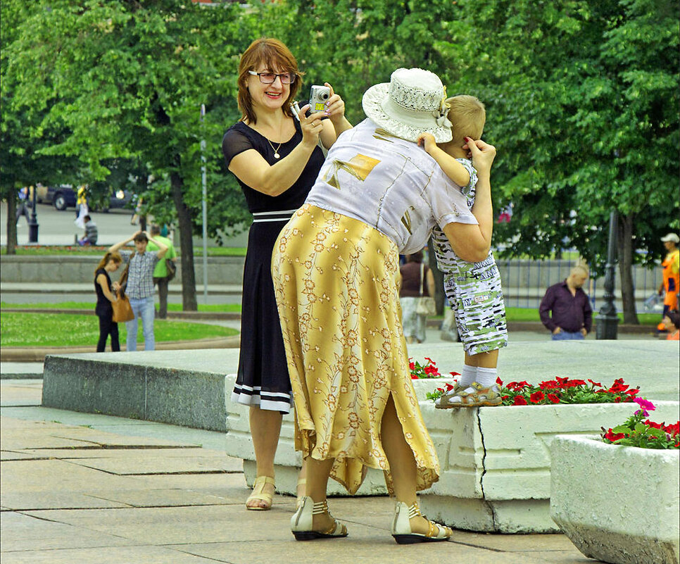 Модница бабулька с внуком - Владимир 