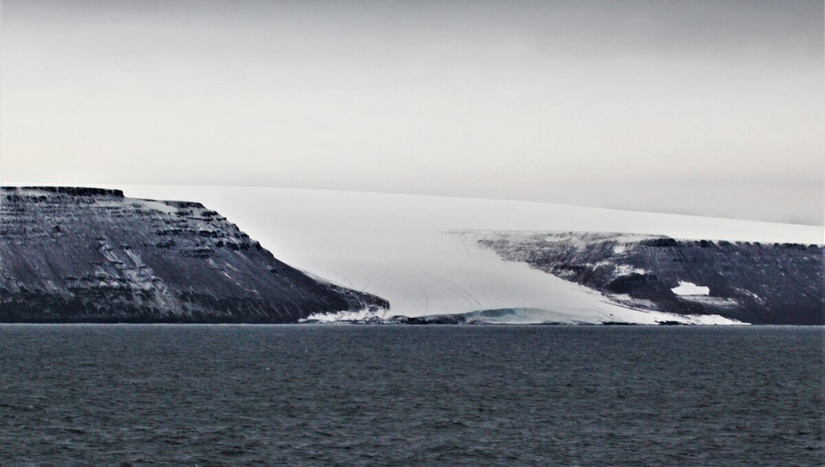 Ледник, сползающий в океан - Сергей Никифоров
