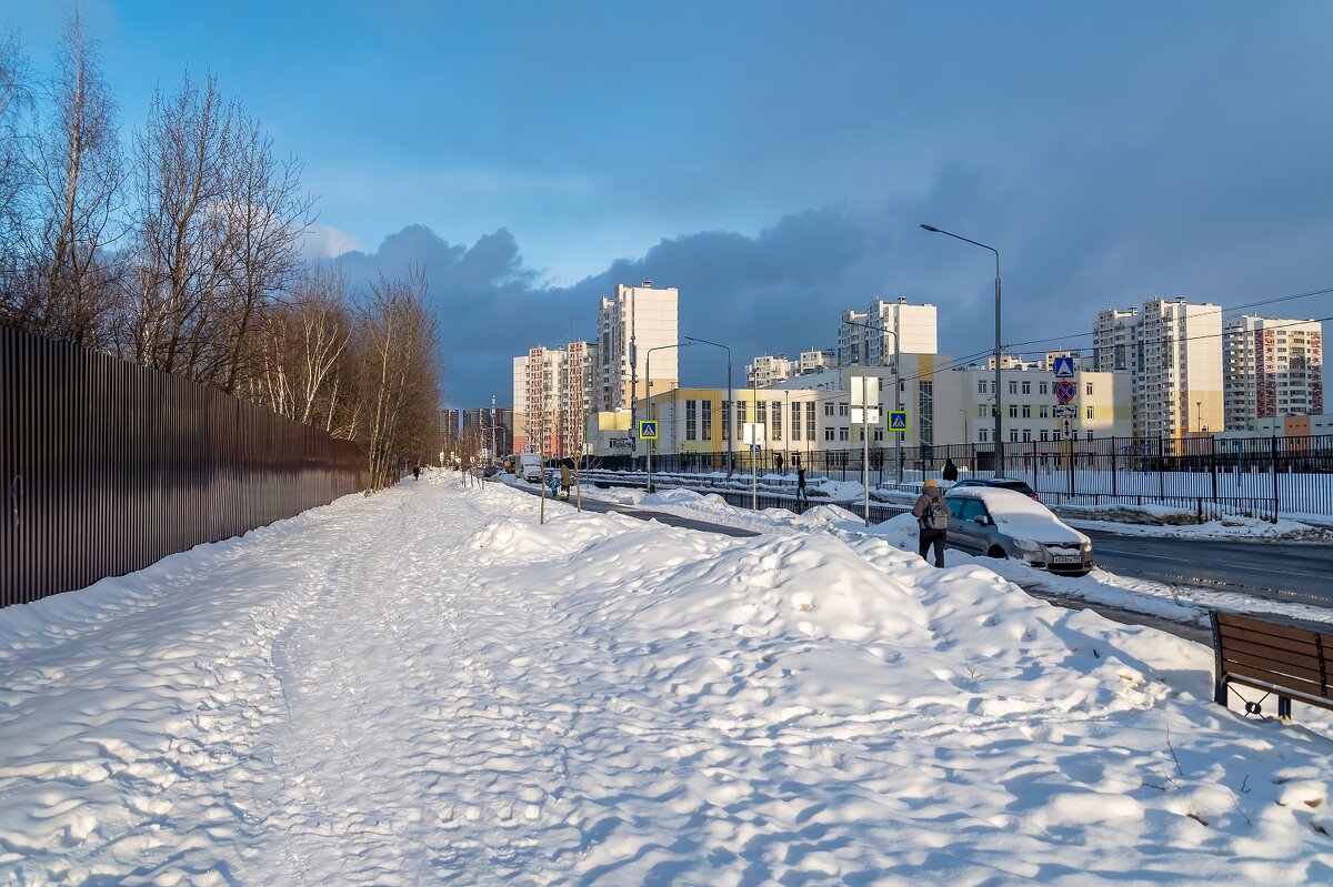 В городе март - Валерий Иванович