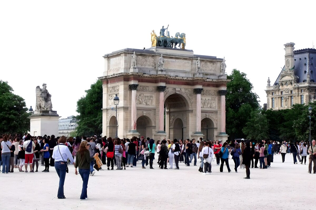 Триумфальная арка на площади Шарля де Голля (Звезды) в Париже. - Валерий Новиков