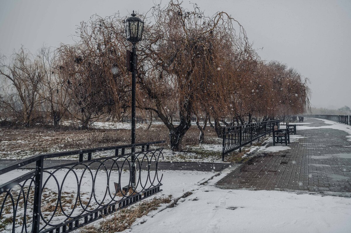 Снегопад на набережной - Константин Бобинский