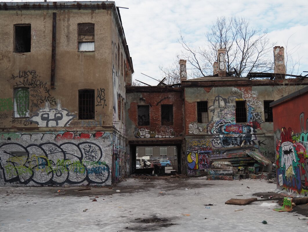 Заброшенные дворы - полигон для граффити - Магомед .