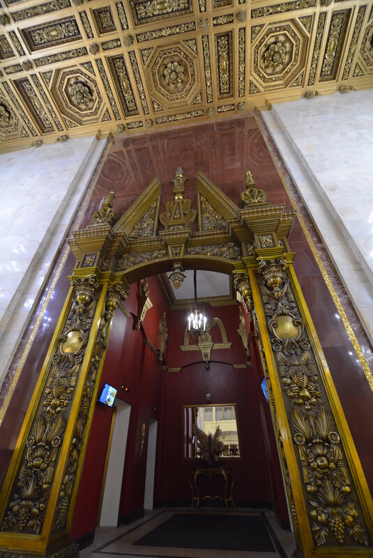 Лифтовый холл, декорированный золотой смальтой и шокшинским порфиром, выполнен в виде алтарной ниши - Галина R...