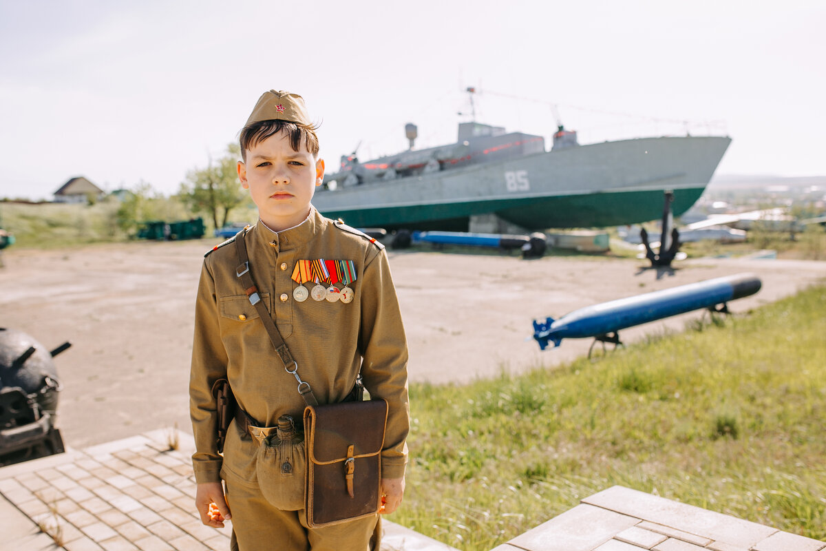 Мальчик в военной форме. Военная техника - Евгений Николаев