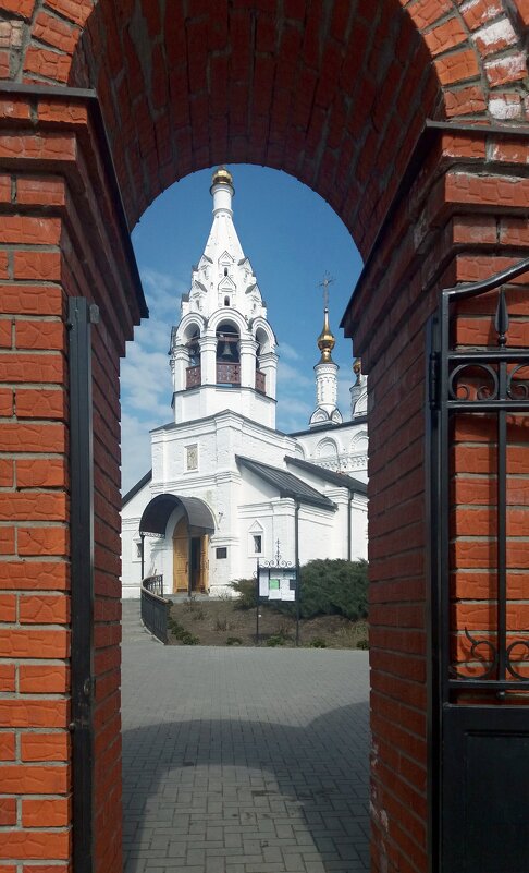 Вход в церковь Благовещения - Galina Solovova