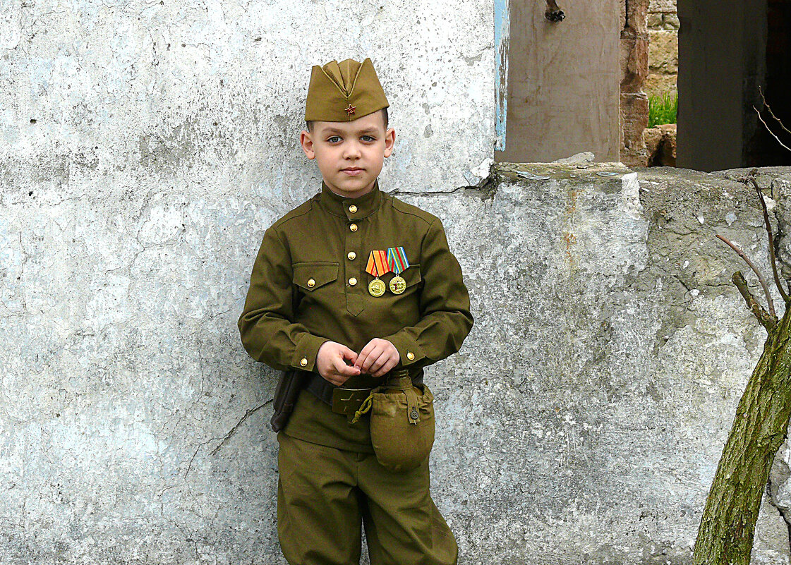 Мальчик в военной форме - Евгений Николаев