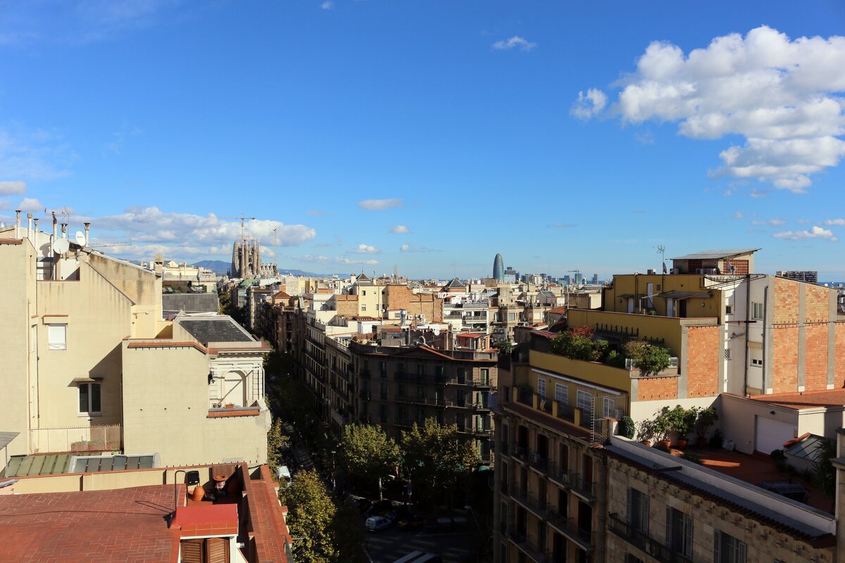 Барселона с крыши дома-пещеры - Ольга 