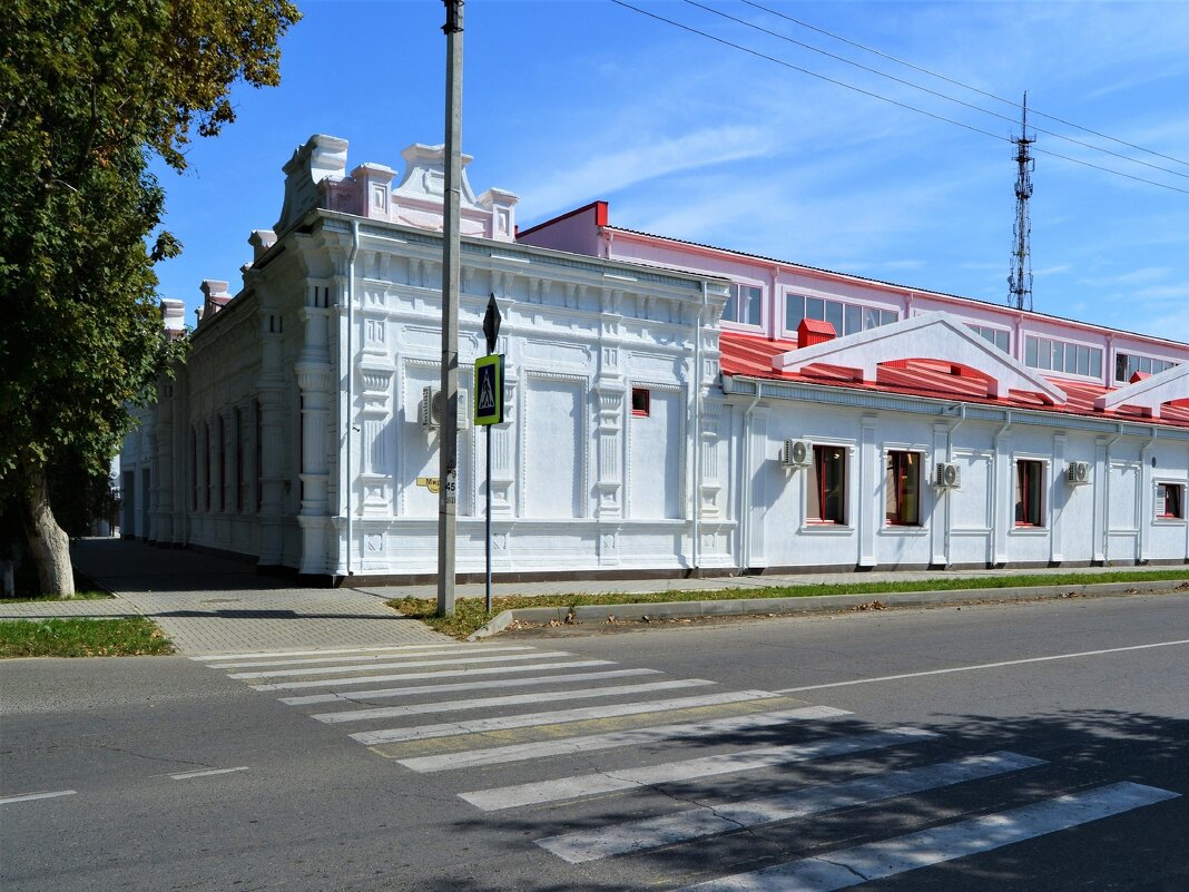 Приморско-Ахтарск. Здание бывшего купеческого клуба - Пётр Чернега