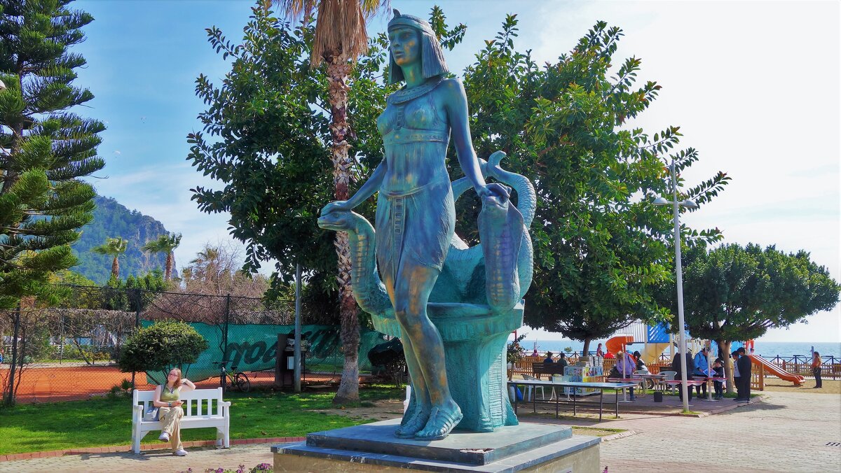 Памятник царице Клеопатре... - Sergey Gordoff
