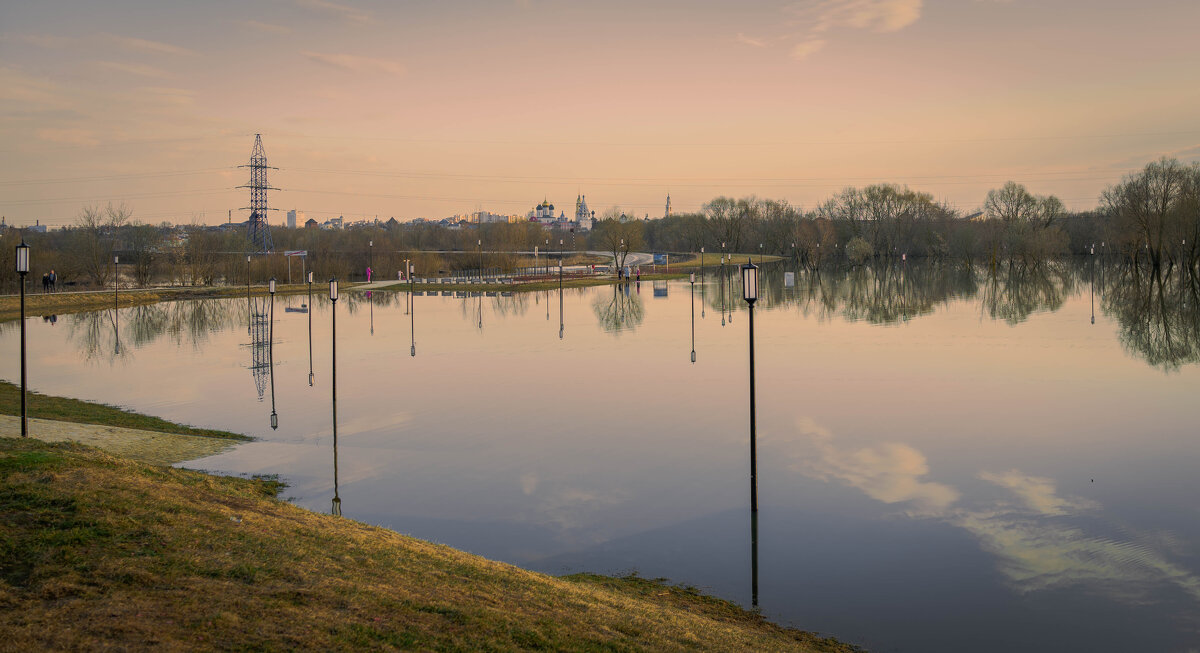 Разлив Москвы реки в парке возле Бобренева монастыря в Коломне. Вид на Коломенский кремль - Зореслав Волков