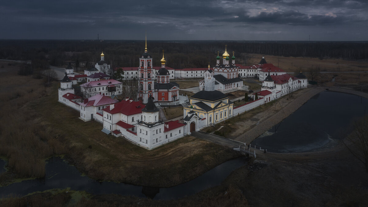 Варницкий монастырь за пол-часа до заката - Дмитрий Шишкин