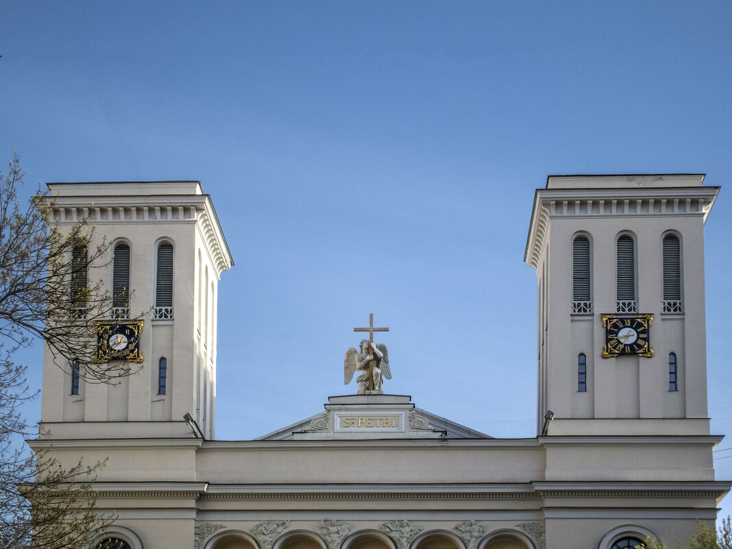 На фасаде Петри-Кирхе на Невском появилась пара великолепных часов - Стальбаум Юрий 