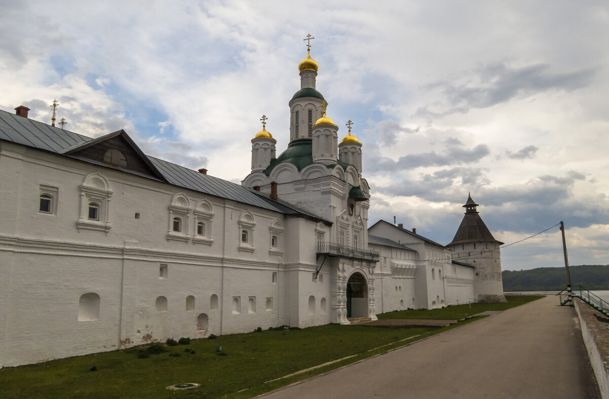 У стен Макарьевского монастыря - Сергей Цветков