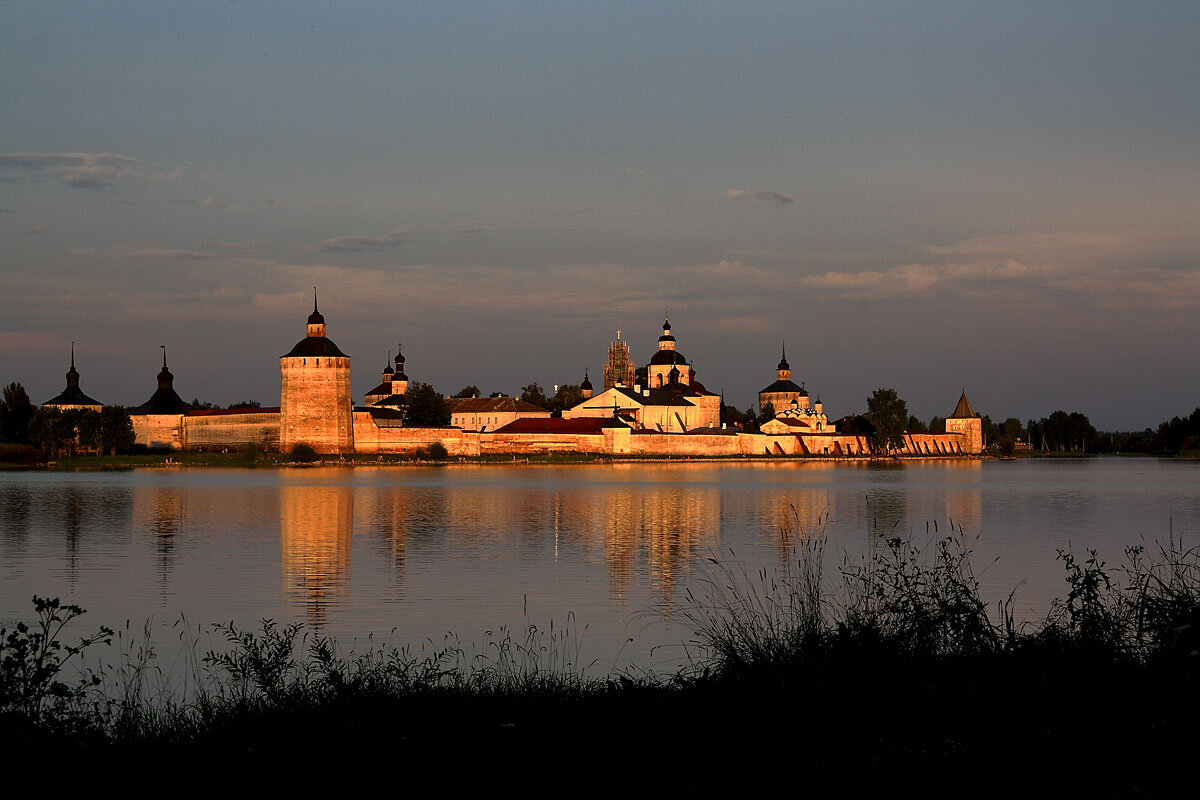 В лучах заходящего солнца. Кириллов монастырь. Вологодская область - MILAV V