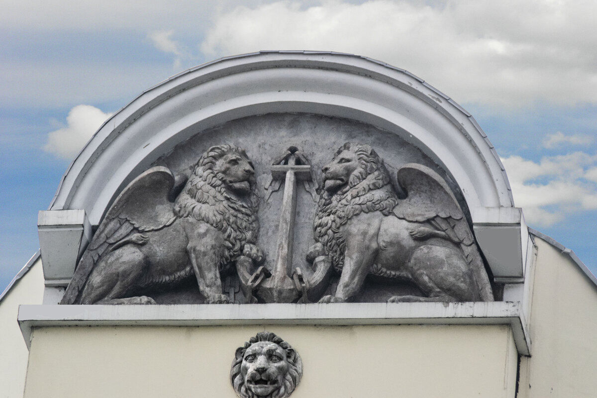 Львы на угловом фронтоне дома работы архитектора В.Н.Питанина - Стальбаум Юрий 