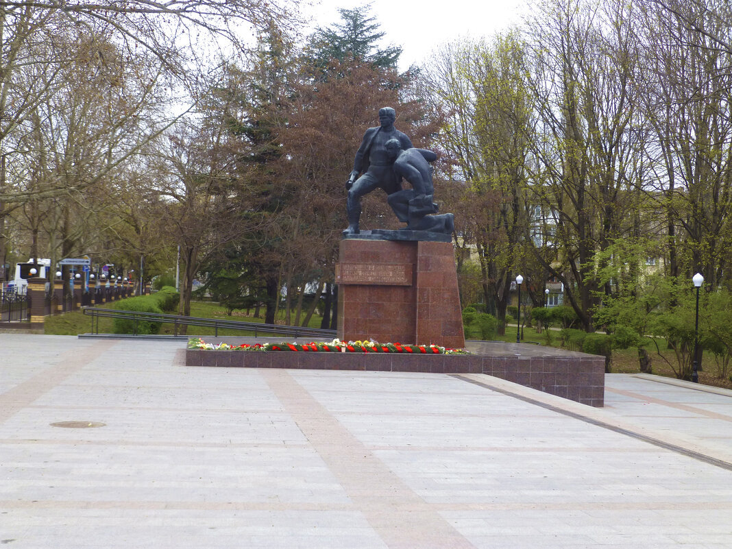 Памятник  партизанам и подпольщикам от благодарных  потомков - Валентин Семчишин
